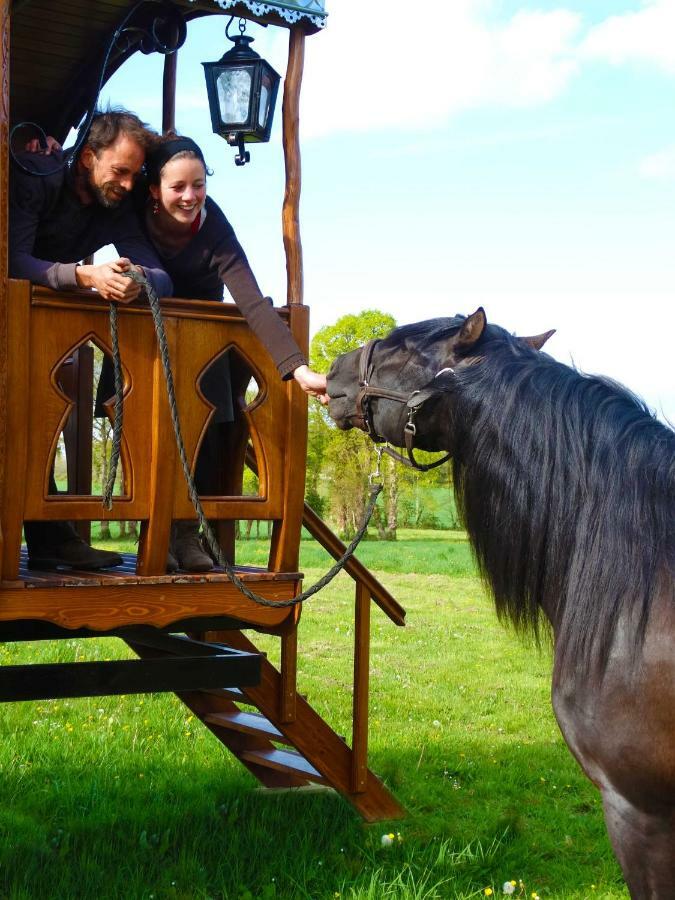 Une Roulotte Et Des Chevaux Trefflean Bagian luar foto